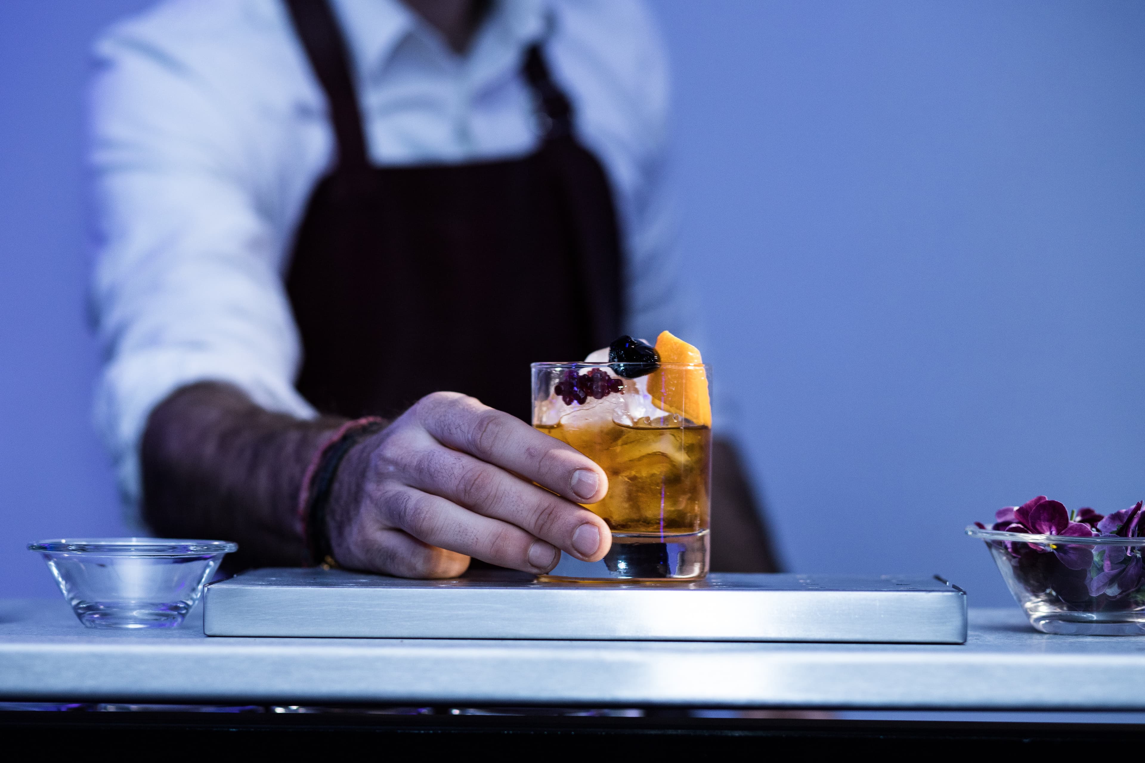 Barman cocktail lumière bleue
