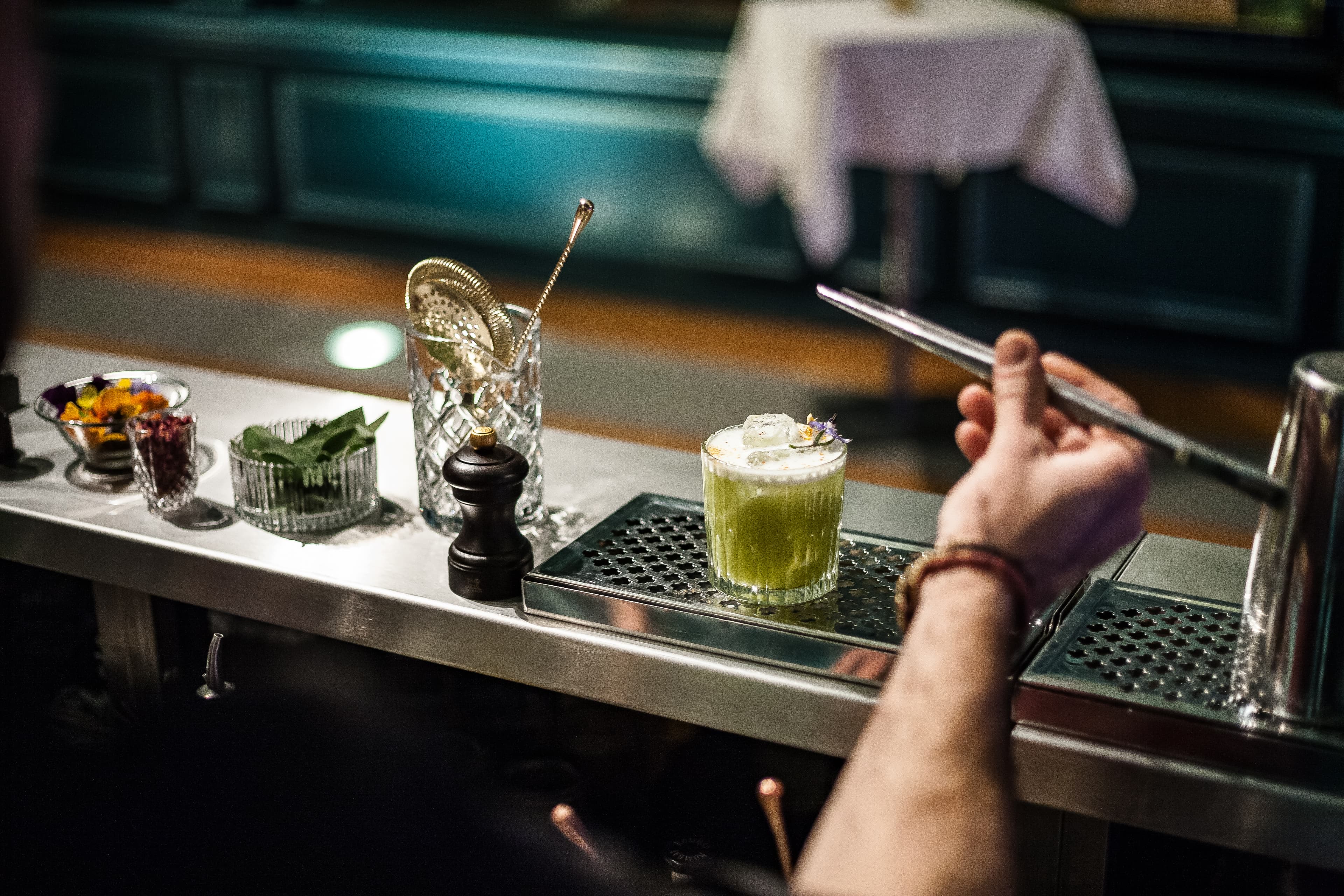 Barman cocktail bar élégant